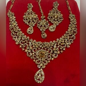 Gold necklace set